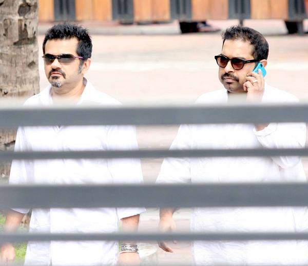 Yash Chopra Funeral, Yash Chopra Funeral photos, Yash Chopra dead body, Yash Chopra dead body photos, Yash Chopra last rites, Yash Chopra last rites pics